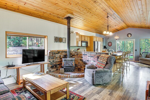 TV, fireplace, DVD player