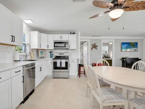 Fridge, microwave, oven, stovetop - Kayaks & Access to Beach on Matlacha Pass (Saint James City)
