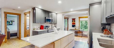 Kylskåp, mikrovågsugn, ugn och spishäll