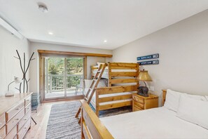 3 bedrooms, iron/ironing board, internet, bed sheets - Charming Vail Condo with Fireplace, Balcony Views, Pool & Hot Tub (Vail)