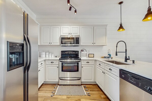 Frigorifero, microonde, forno, piano cottura