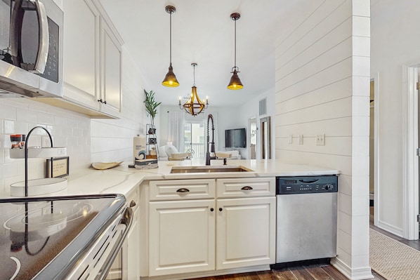 Réfrigérateur, micro-ondes, four, plaque de cuisson