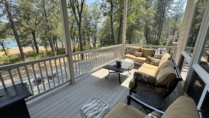 Smart TV, fireplace, DVD player, books - Large Lakefront Paradise, 4000+ Sq Feet, Hot Tub (Lakehead)