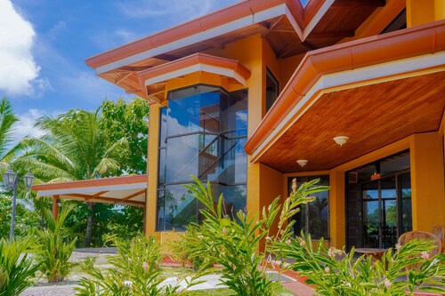 Spacious home with private pool spa and WiFi