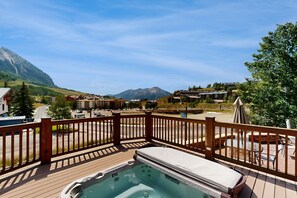 Outdoor spa tub - Charming condo with mountain views, washer/dryer, & shared hot tub (Crested Butte)