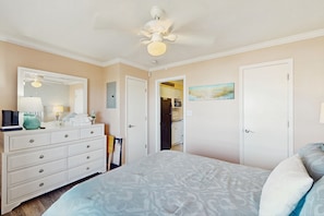 1 bedroom, Internet, bed sheets - Modern condo close to beach with pool, hot tub, & water view (Garden City Beach)