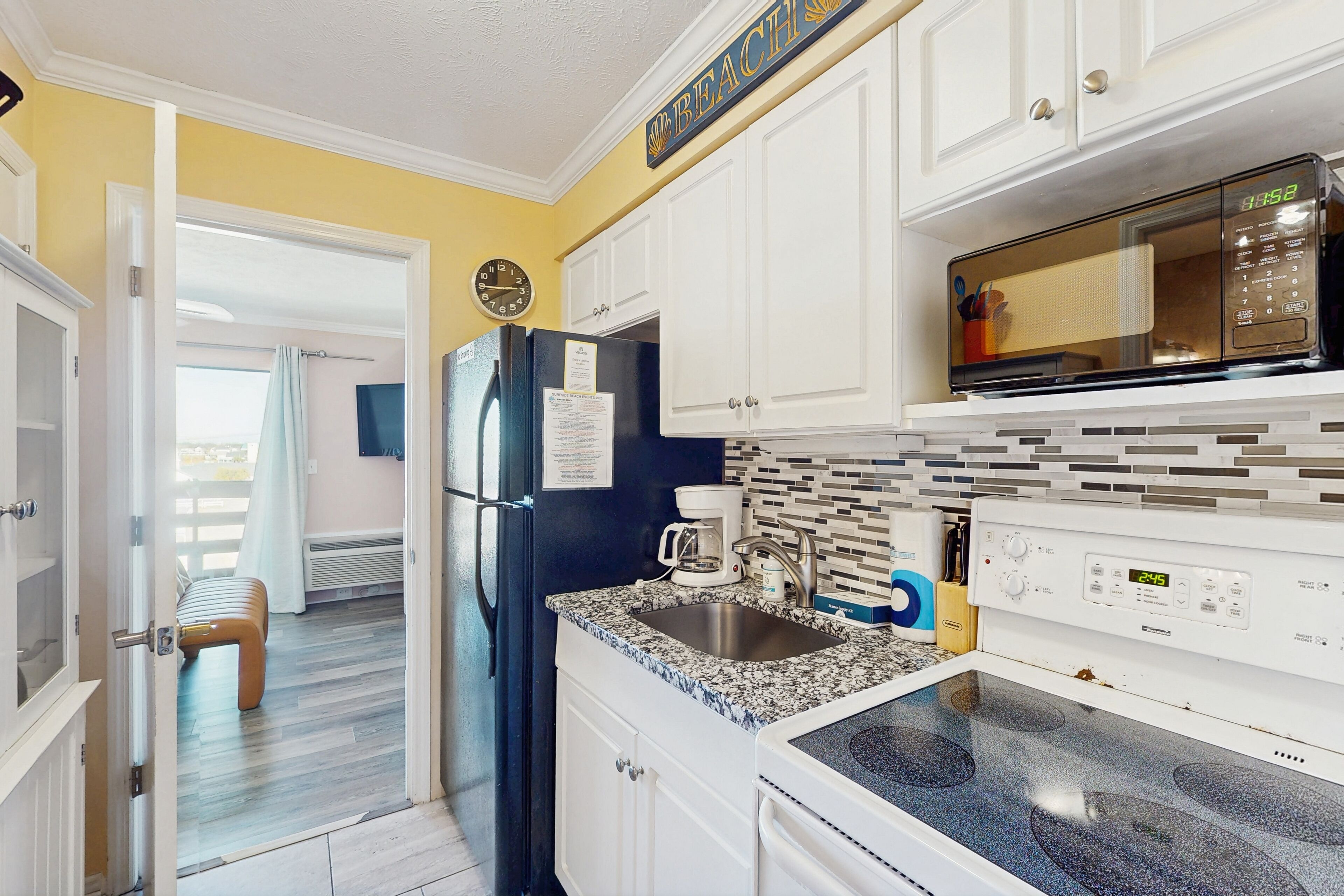 Jääkaappi, mikroaaltouuni, uuni, liesi