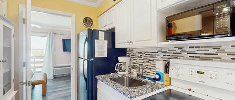 ثلاجة، ميكروويف، فرن، موقد طهي مسطح