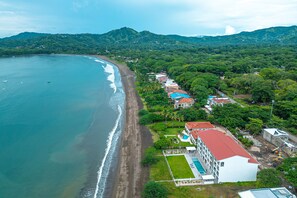 On the beach - Spacious waterfront condo with shared pool, balcony, and washer/dryer (Playa Potrero)