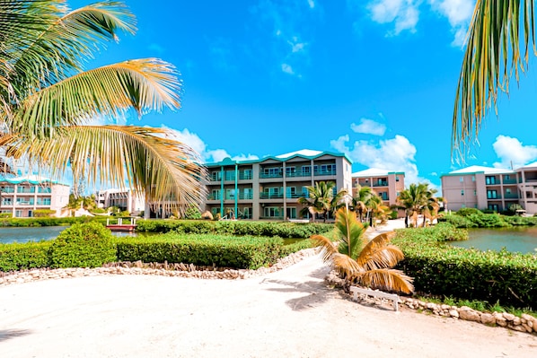 Exterior - Beautiful condo w/WiFi, central AC, shared pool & central location (San Pedro)