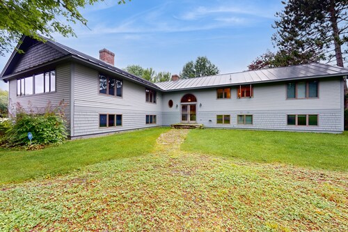 Adventure-filled getaway, ponds, trails, dog-friendly, w/d, BBQ, views & more