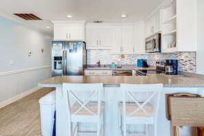 Een koelkast, een microgolfoven, een oven, een kookplaat