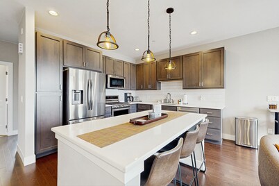 Modern townhome w/ private hot tub, mountain views, outdoor space