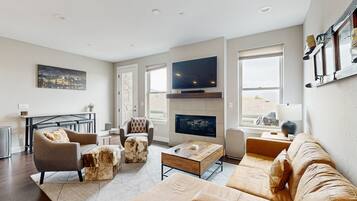 TV, fireplace