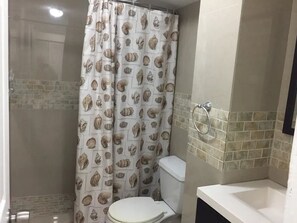 シャワー、タオル、石鹸、シャンプー