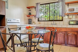 Een koelkast, een magnetron, een oven, een kookplaat