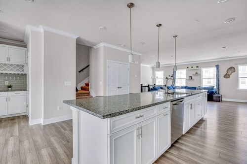 Luxury townhouse close to beaches, restaurants & shopping