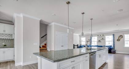 Luxury townhouse close to beaches, restaurants & shopping