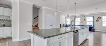 Luxury townhouse close to beaches, restaurants & shopping