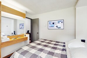 1 bedroom, iron/ironing board, internet, bed sheets - Convenient recreation condo, outdoor pool, kitchenette, wifi, patio, TV (Warren)