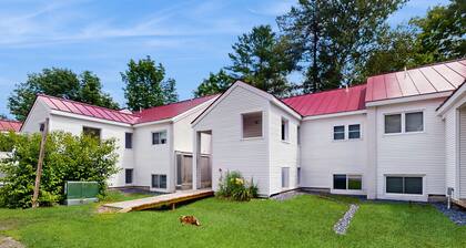 Convenient recreation condo, outdoor pool, kitchenette, wifi, patio, TV