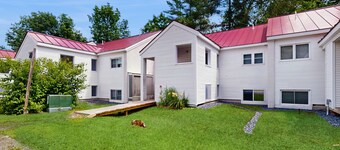 Convenient recreation condo, outdoor pool, kitchenette, wifi, patio, TV