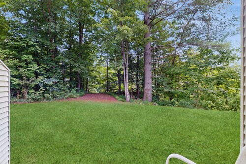 Convenient recreation condo, outdoor pool, kitchenette, wifi, patio, TV