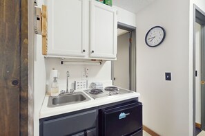 Mikrowelle, Herdplatte, Wasserkocher mit Kaffee-/Teezubehör, Toaster