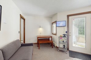 TV - Convenient recreation condo, outdoor pool, kitchenette, wifi, patio, TV (Warren)