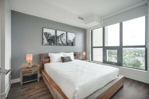 2 Schlafzimmer, Schreibtisch, Bügeleisen/Bügelbrett, Reisekinderbett