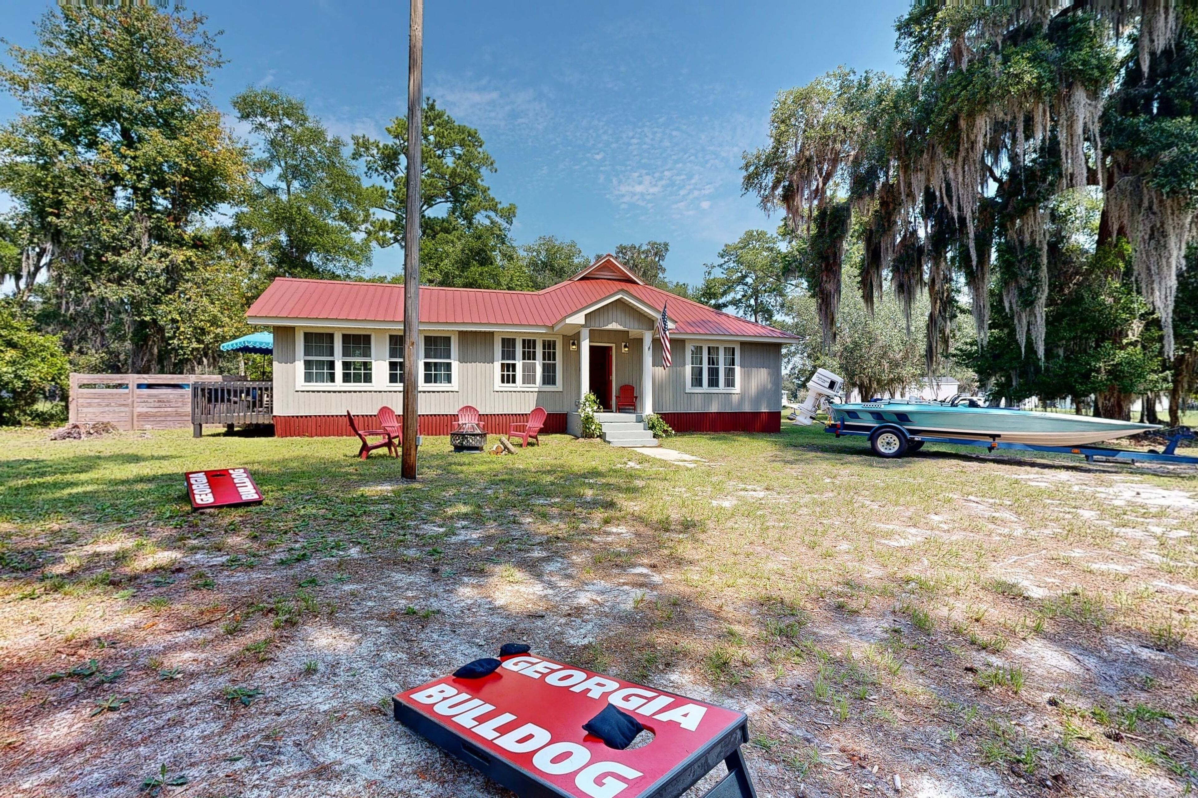 Full 3 ensuite home in fish camp community w/ kayaks, bikes and boat parking