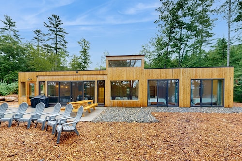 Idyllic lakeside house with outdoor sauna, patio and firepit