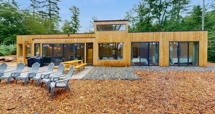 Idyllic lakeside house with outdoor sauna, patio and firepit