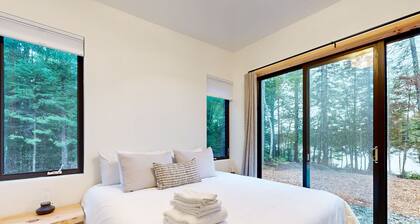 Idyllic lakeside house with outdoor sauna, patio and firepit