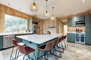 Jääkaappi, mikroaaltouuni, uuni, liesi