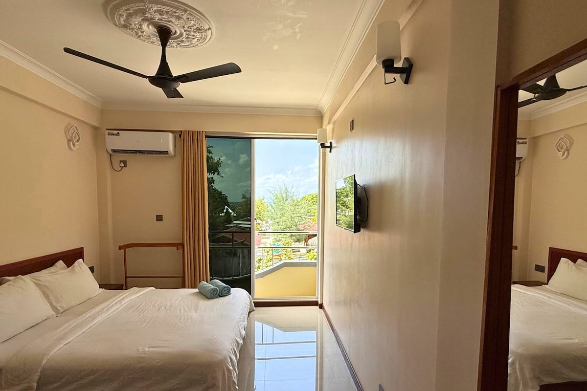Standard Double Room, 1 Bedroom, Balcony, Sea View | Minibar, in-room safe, desk, laptop workspace