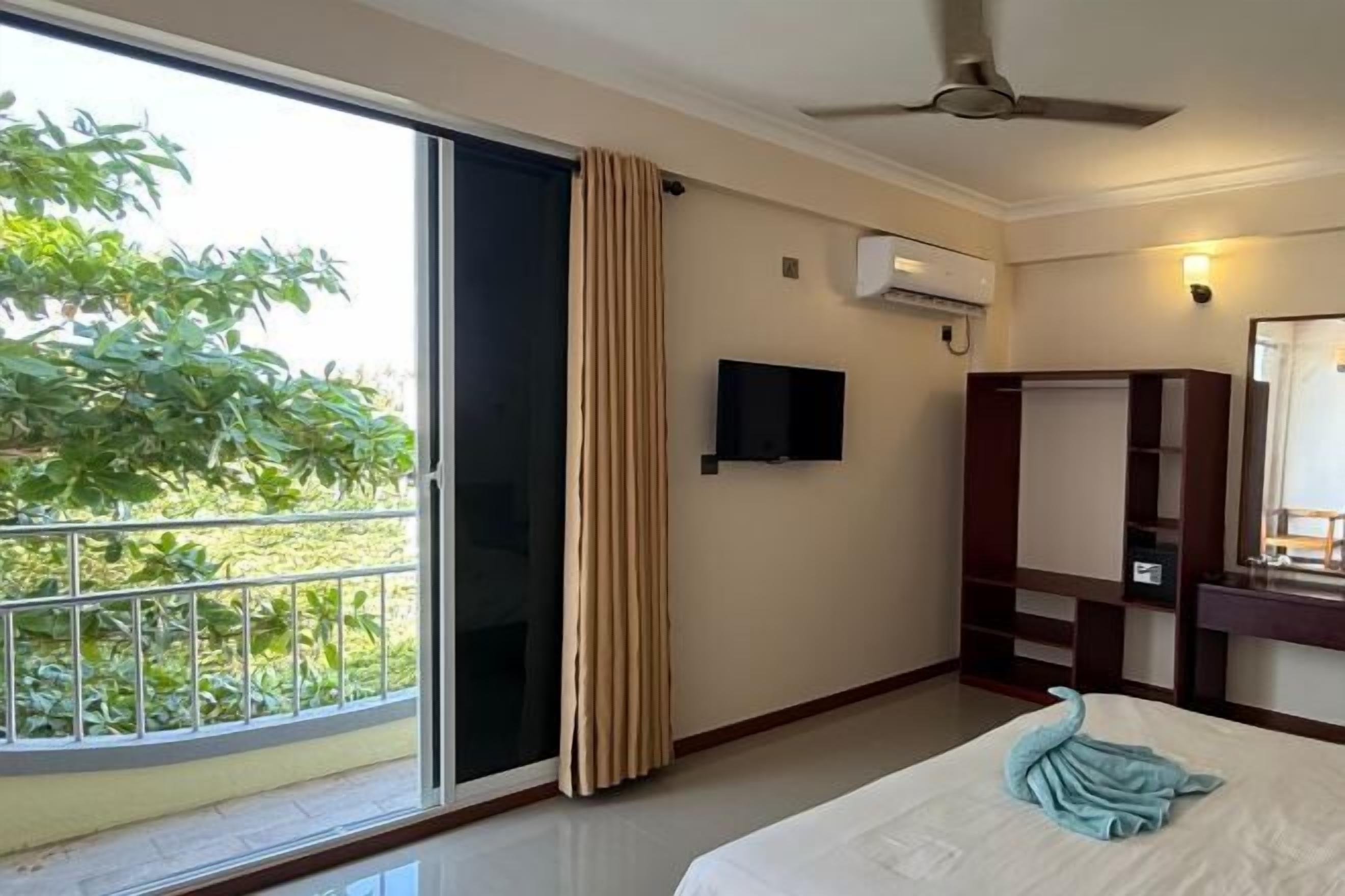 Minibar, in-room safe, desk, laptop workspace