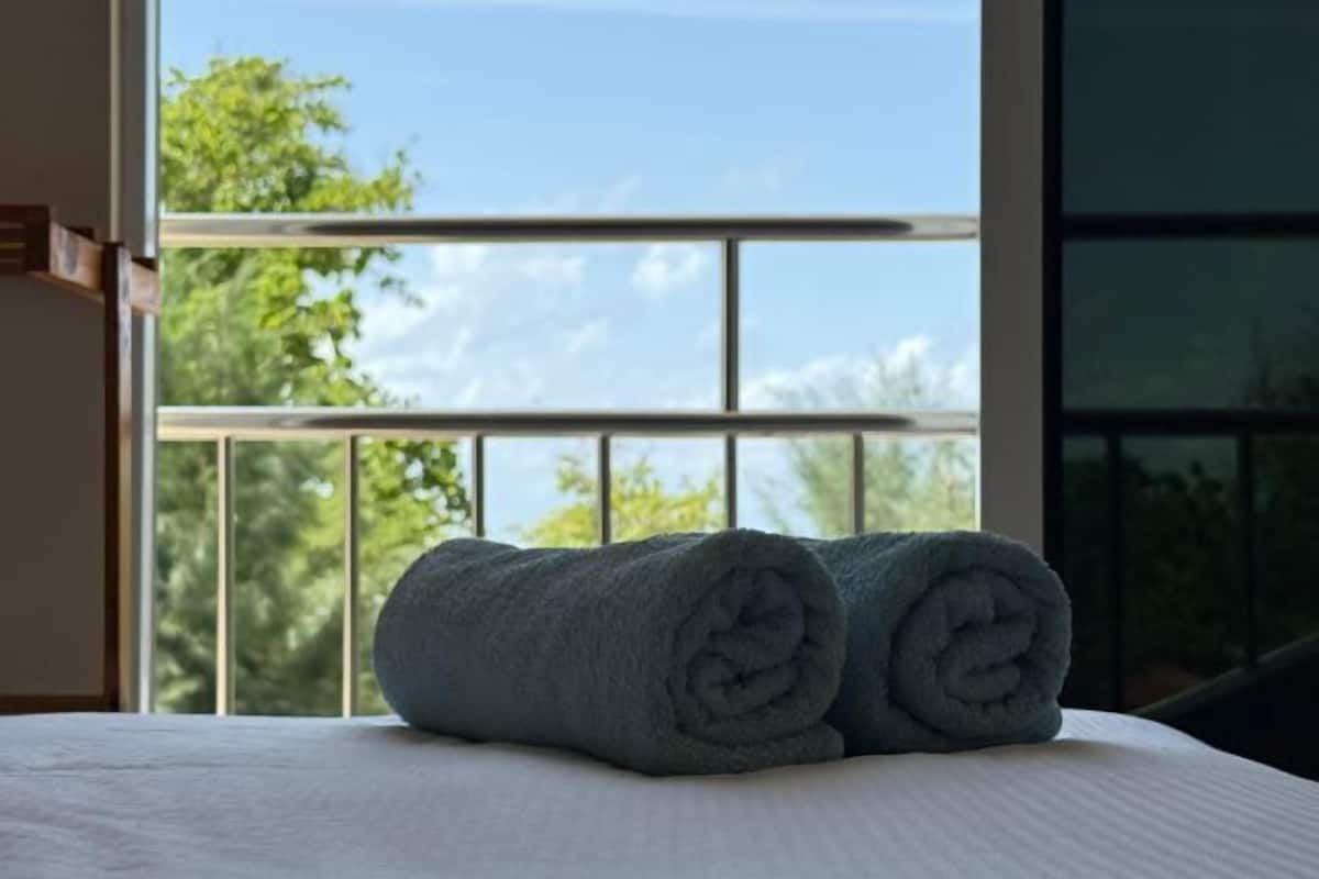 Frigobar, cofres nos quartos, escrivaninha