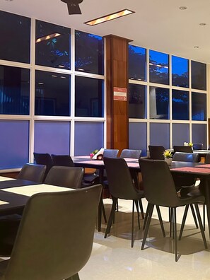 Breakfast, lunch, dinner served; international cuisine  - Noah Private Beach House (Himmafushi)