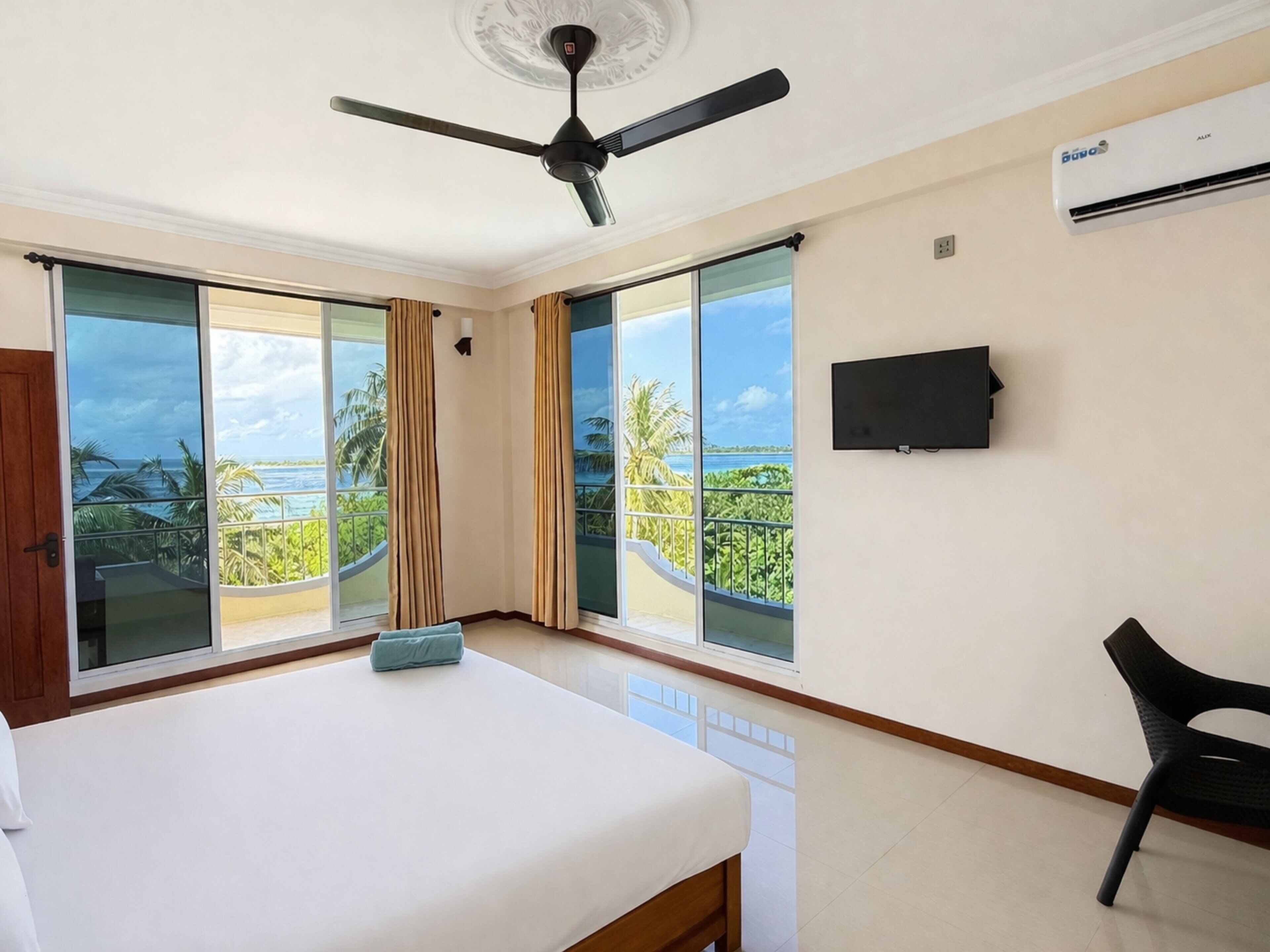 Deluxe Double Room, 1 Bedroom, Balcony, Sea View | Minibar, in-room safe, desk, laptop workspace