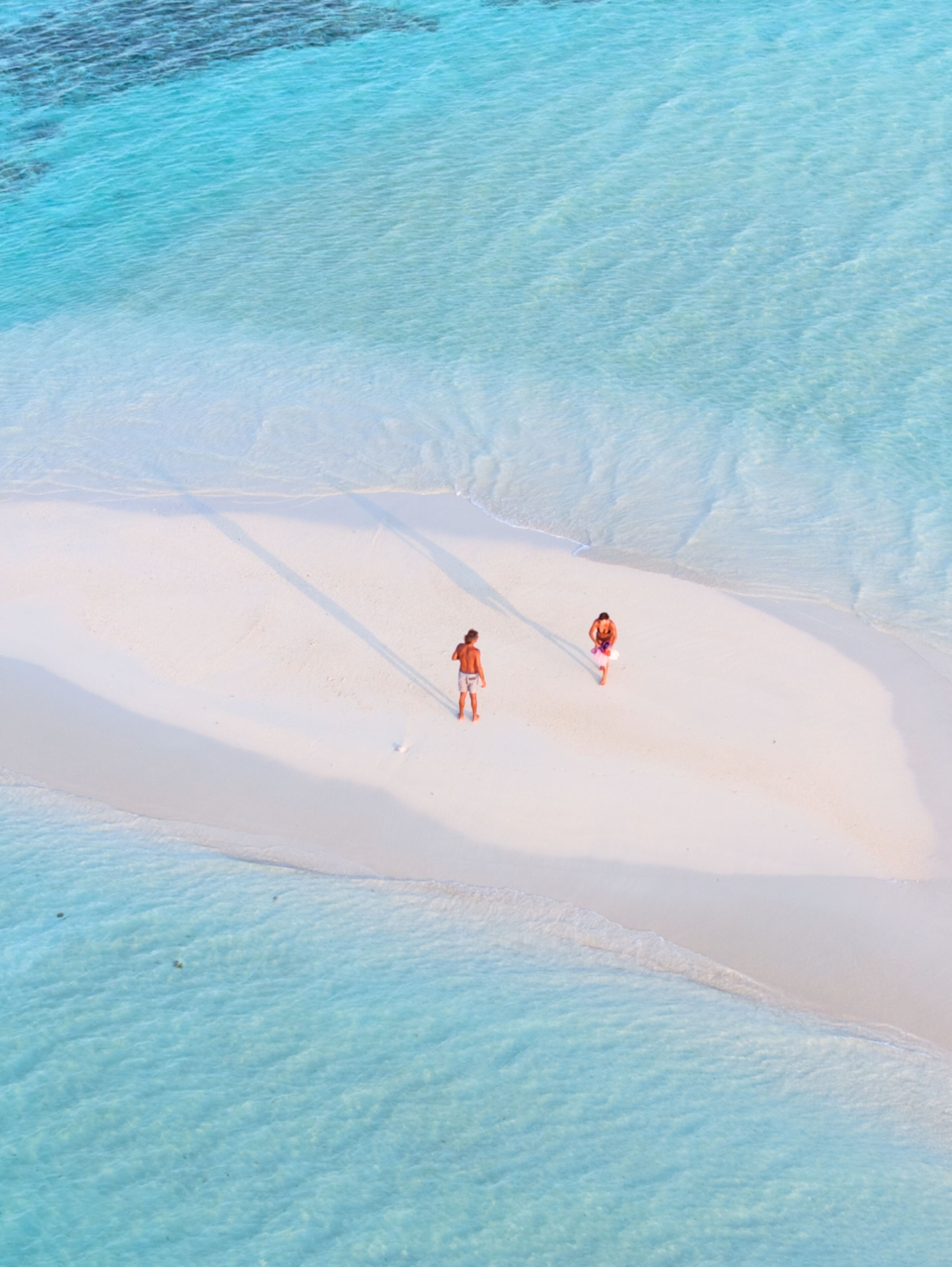 Una playa con agua turquesa cristalina y arena blanca.