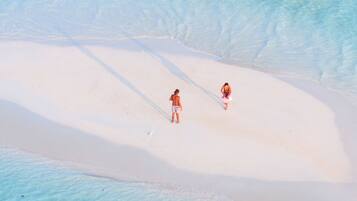 Una playa con agua turquesa cristalina y arena blanca.