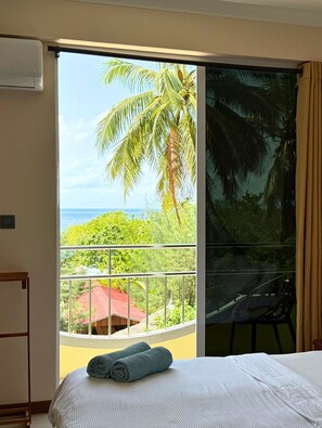 Minibar, coffres-forts dans les chambres, bureau