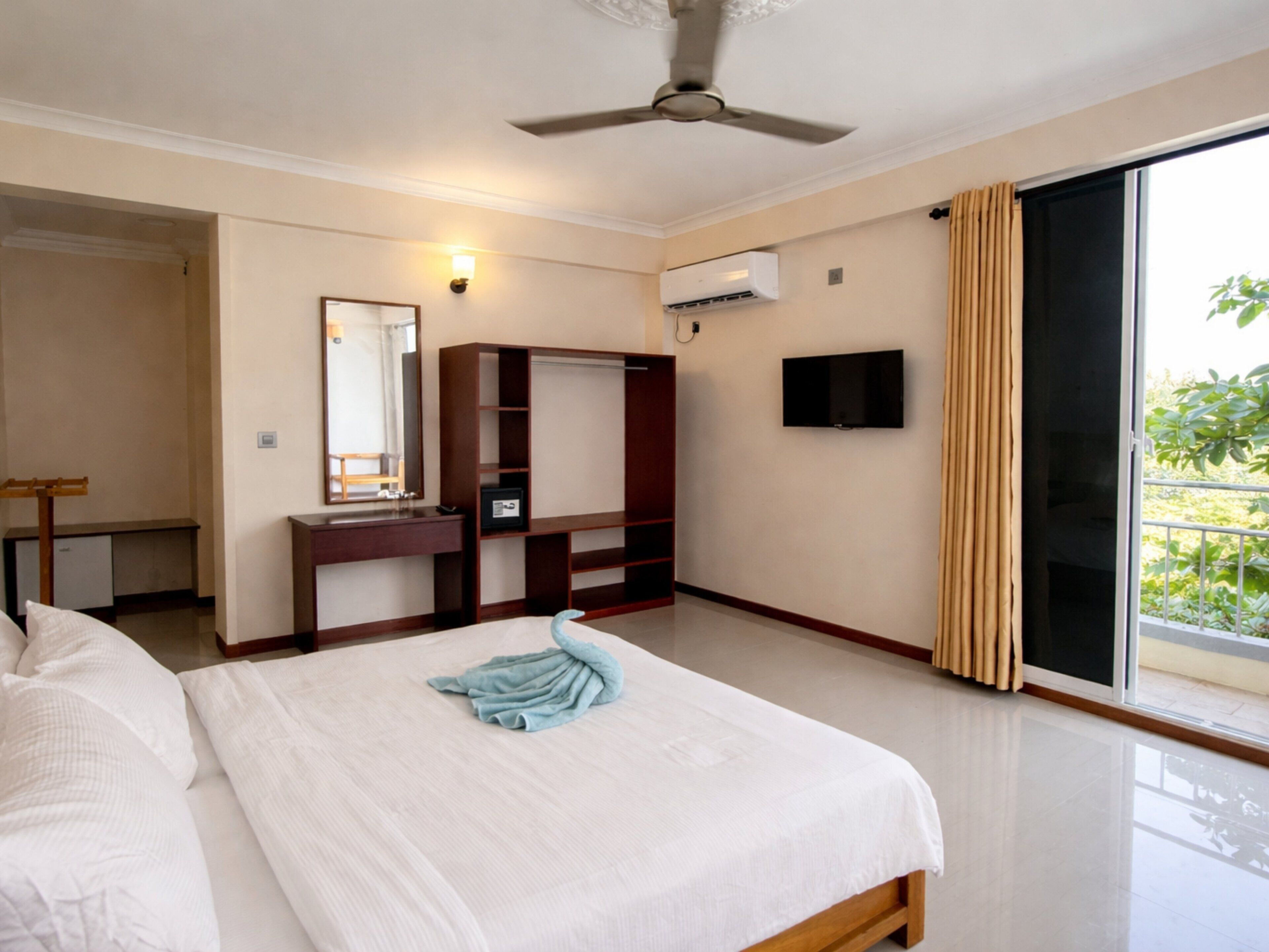 Deluxe Double Room, 1 Bedroom, Balcony, City View | Minibar, in-room safe, desk, laptop workspace