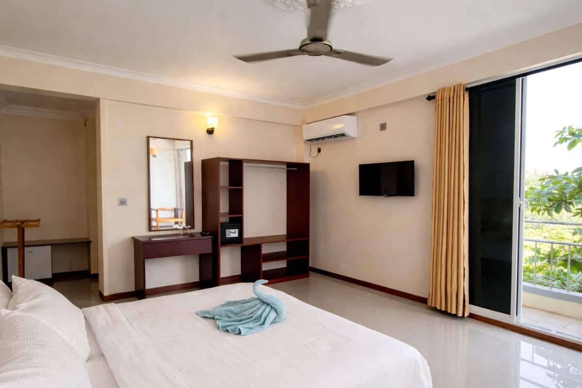 Deluxe Double Room, 1 Bedroom, Balcony, City View | Minibar, in-room safe, desk, laptop workspace