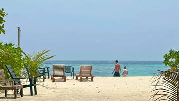 หาดส่วนตัว, ทรายสีขาว, เก้าอี้อาบแดด, ร่มชายหาด