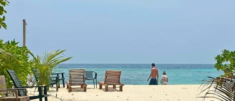 Playa privada, playa de arena blanca, camastros y sombrillas