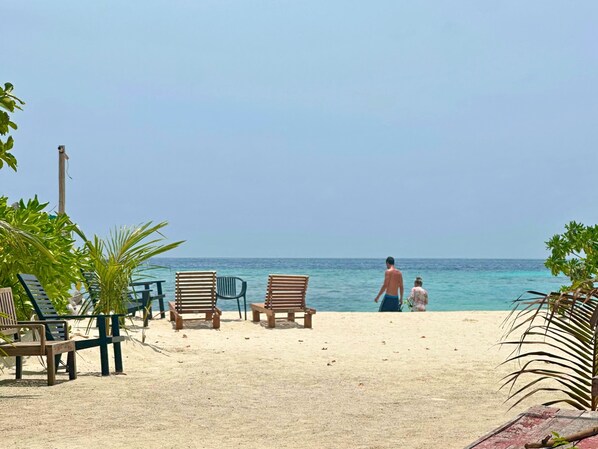 Privatstrand, weißer Sandstrand, Liegestühle, Sonnenschirme