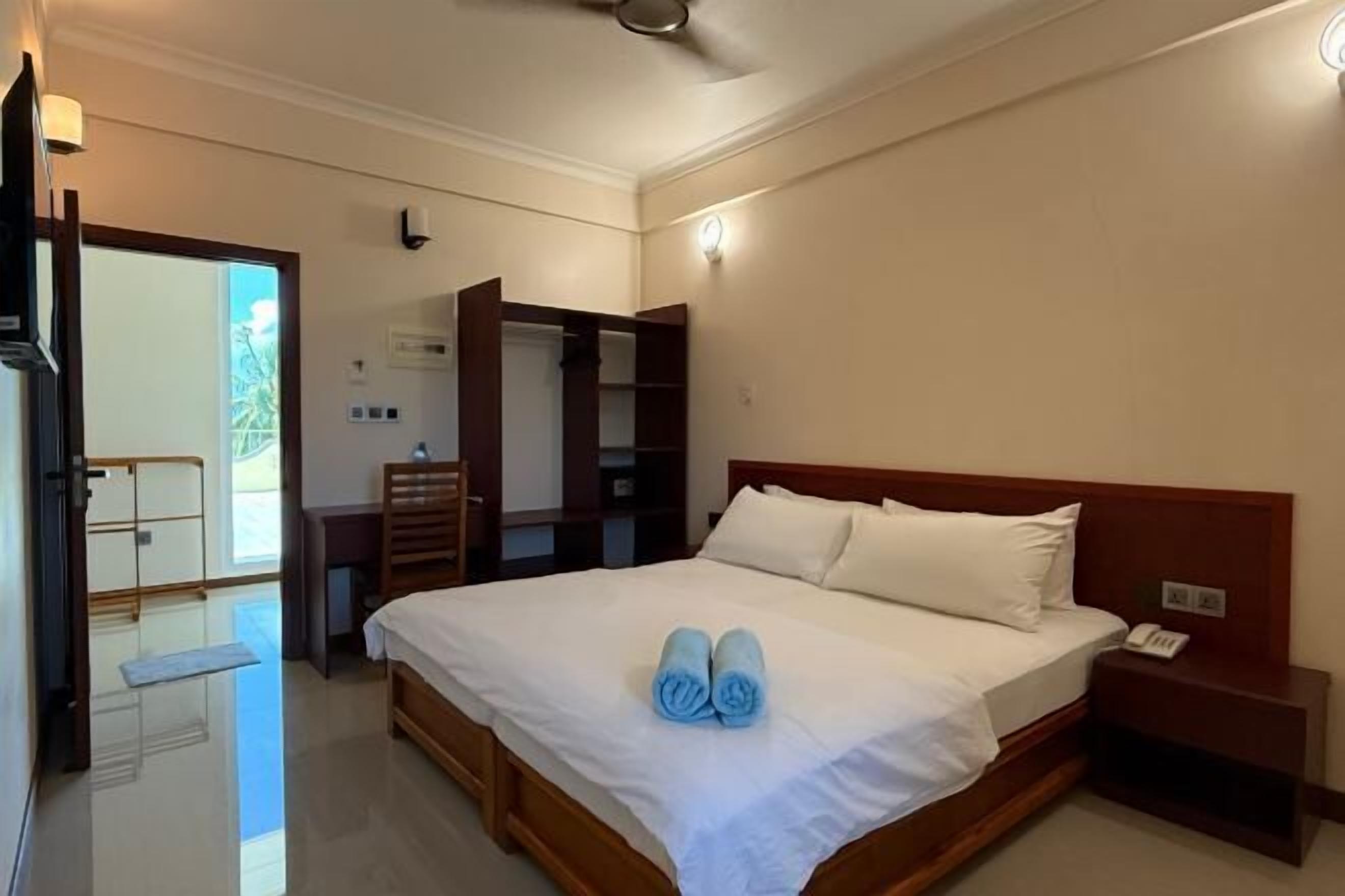 Minibar, in-room safe, desk, laptop workspace