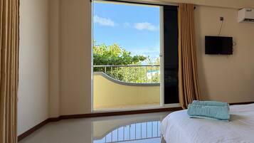 Chambre Familiale, 2 chambres, balcon, vue mer | Minibar, coffres-forts dans les chambres, bureau